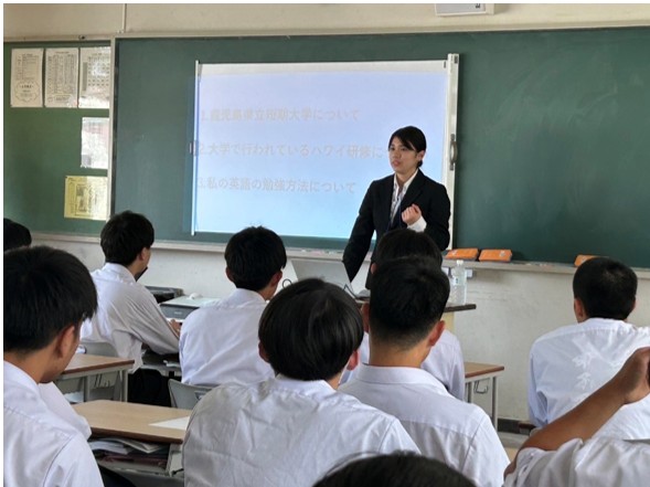 英語英文学専攻2年 富紗妃菜さんが県立大島高校で特別講話を行いました