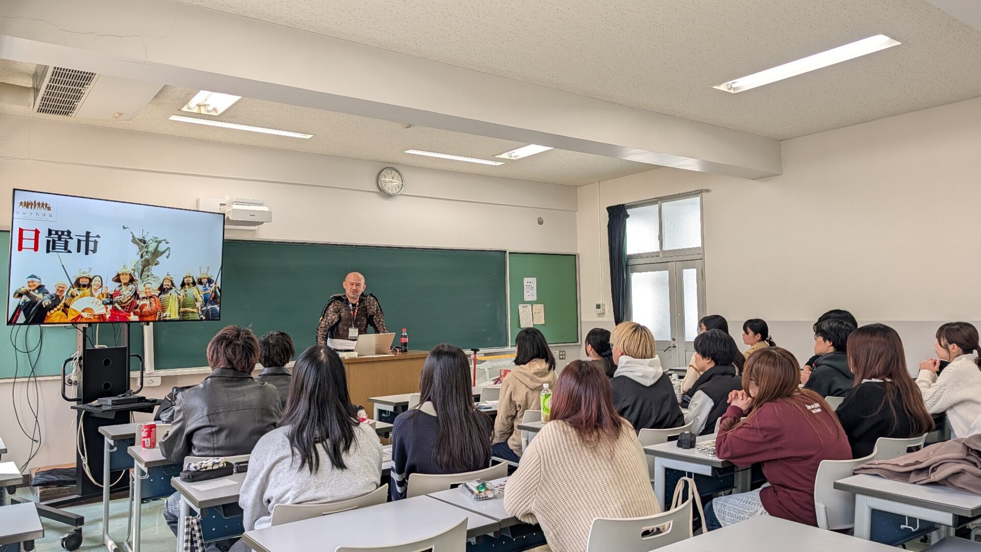 トピックス 「商経学科藤野ゼミ×日置市」鎧で語る公務員のリアル－日置市の関係人口プロジェクトを学ぶ